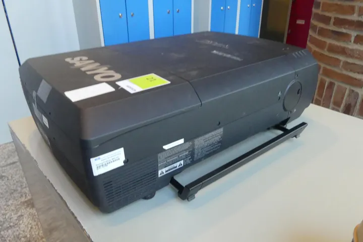 Sanyo - Großraum-Projektor/Beamer mit Objektiv und Tragegriffen Modell: PLC-XF47